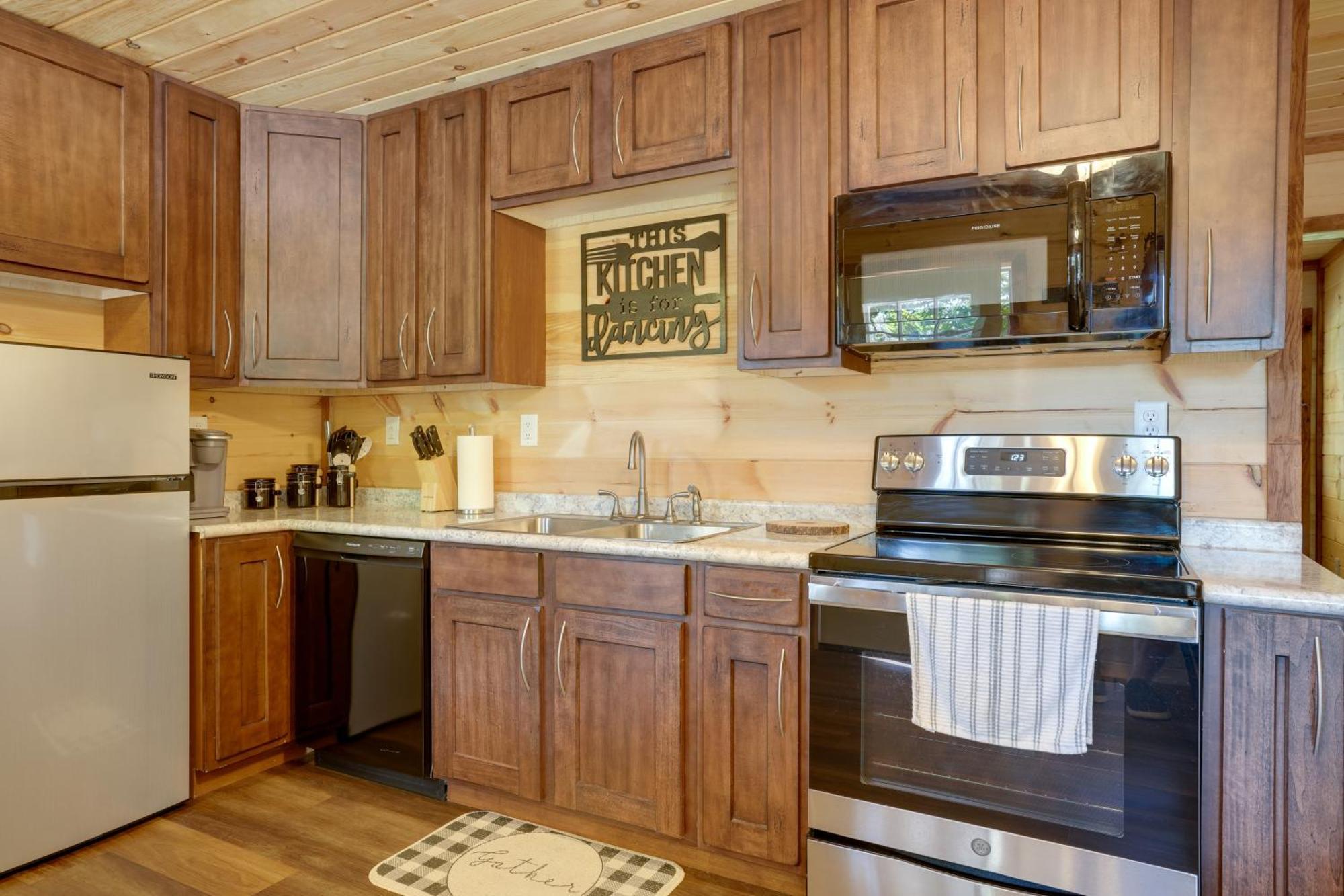 Lakeside Trenton Cabin On 7-Acre Property! Exterior photo