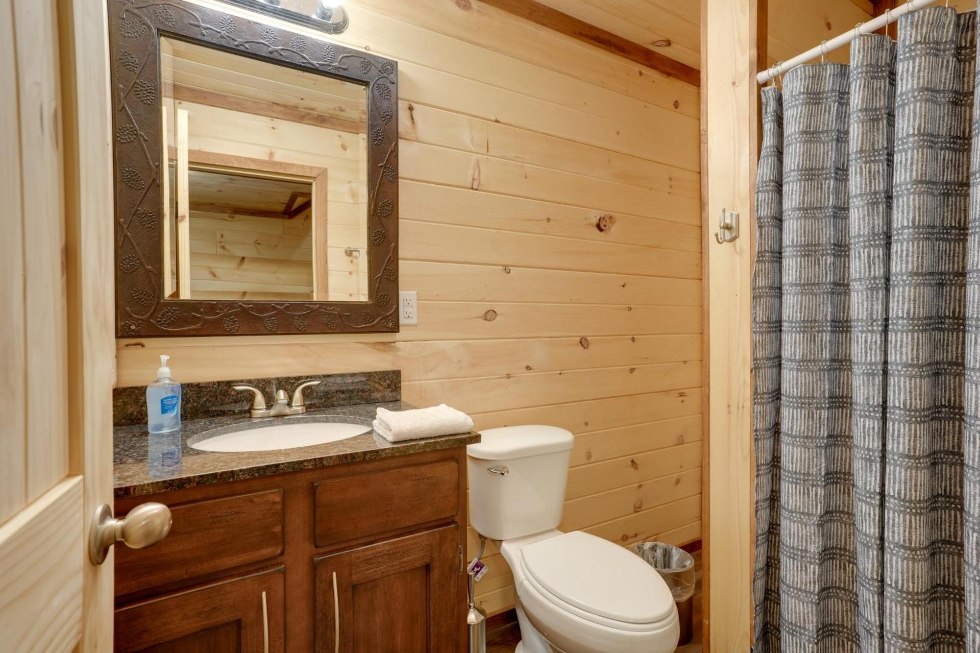 Lakeside Trenton Cabin On 7-Acre Property! Exterior photo